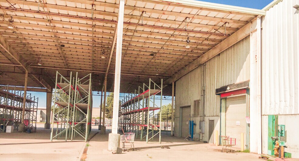 More Photos Of 10555 Iona Ave, Hanford Warehouse For Lease