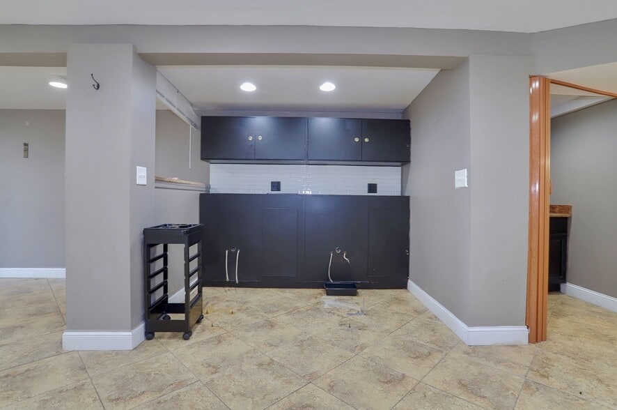 More Photos Of 693 Bergen Ave, Jersey City Storefront Retail Residential For Lease