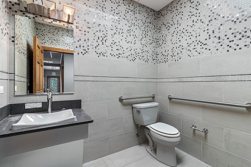More Photos Of 1446 Merchant Dr, Algonquin Medical For Sale