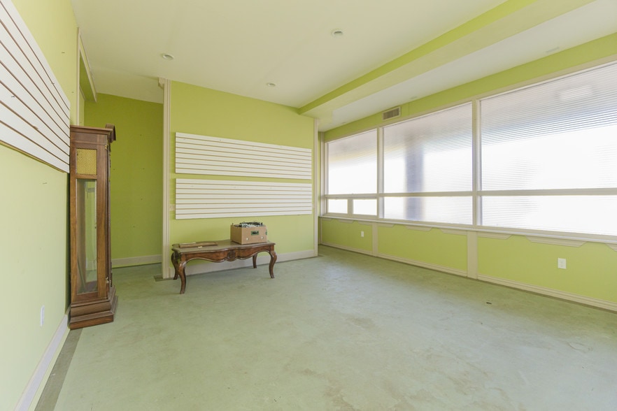 More Photos Of 2415 Church St, Galveston Light Distribution For Lease