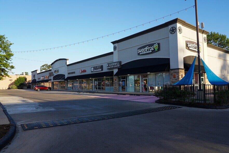 More Photos Of 1352-1368 W 43rd St, Houston Unknown For Lease