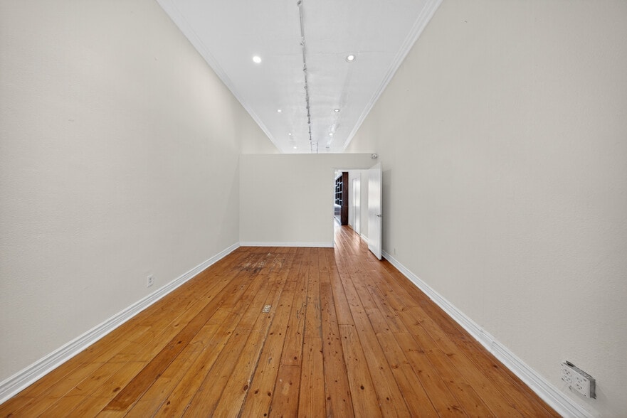 More Photos Of 7013 Reseda Blvd, Reseda Storefront For Lease