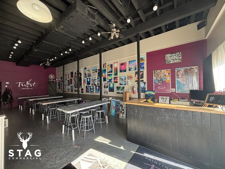 More Photos Of 208 W Oak St, Denton Storefront For Lease