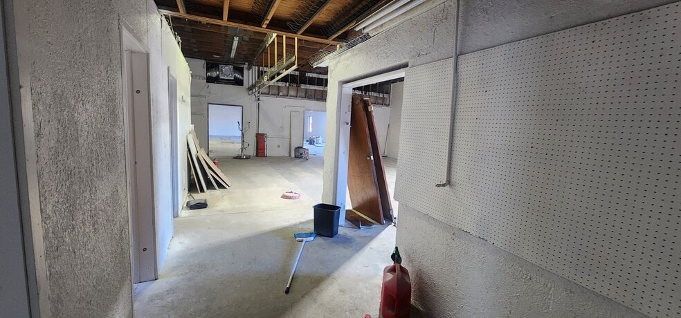 More Photos Of 284 S Center St, Pierson Auto Repair For Lease