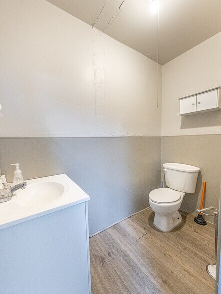 More Photos Of 2621 34th St, Lubbock Freestanding For Sale