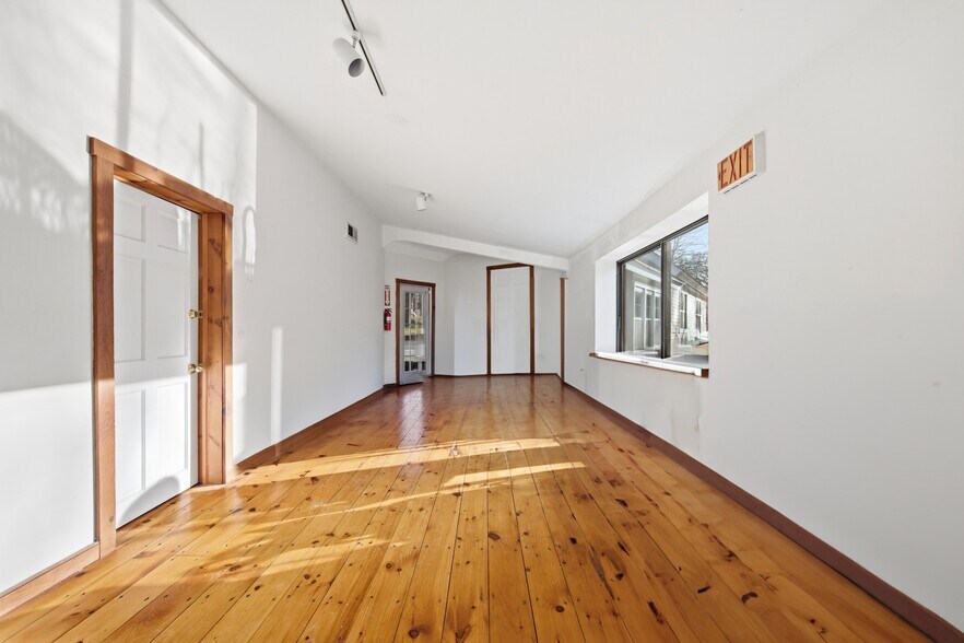 More Photos Of 33 Deep River Rd, Centerbrook Flex For Sale