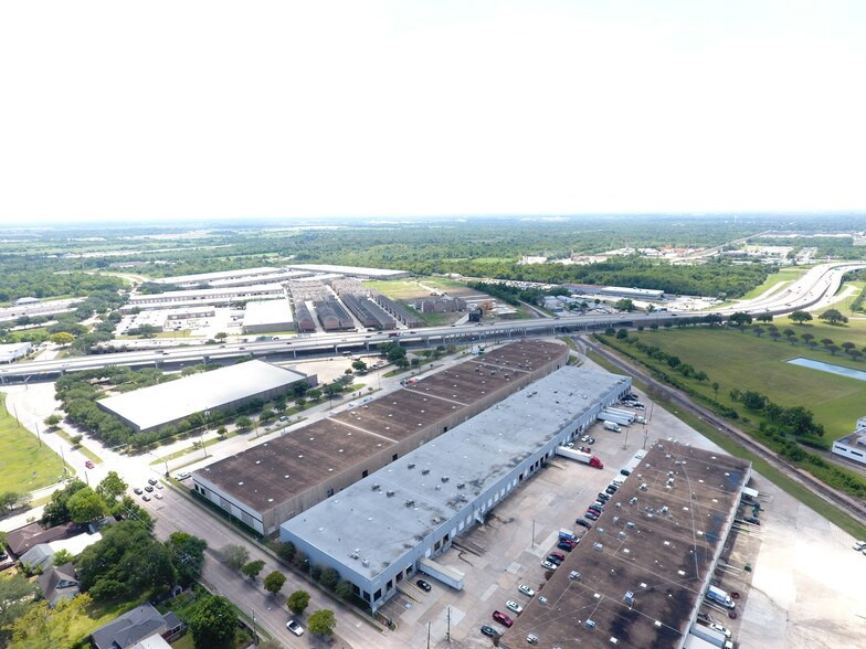 More Photos Of 11502 S Main St, Houston Distribution For Lease
