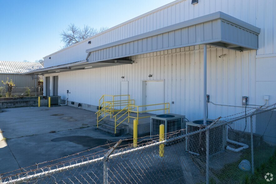 More Photos Of 9700 North Fwy, Houston General Retail For Sale