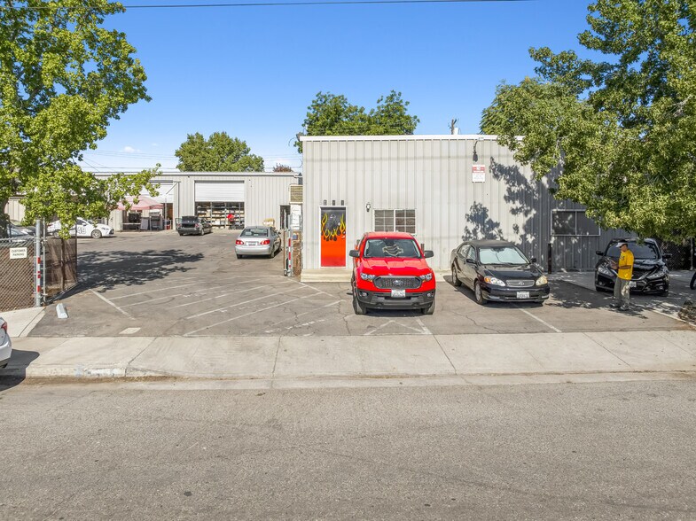 More Photos Of 133 V St, Bakersfield Warehouse For Sale