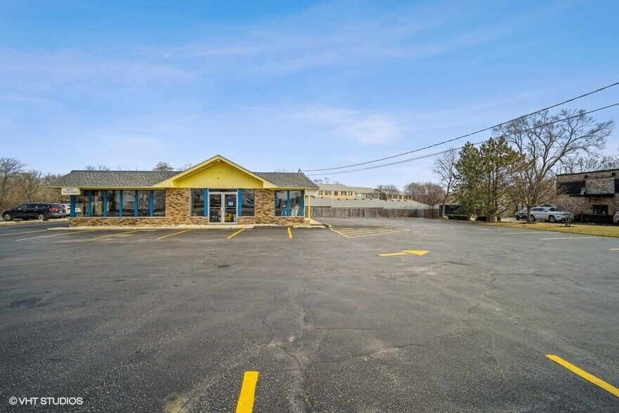 More Photos Of 1124 N Milwaukee Ave, Libertyville General Retail For Lease