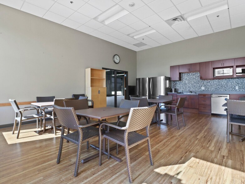 More Photos Of 1071 Uniek Dr, Waunakee Flex For Sale