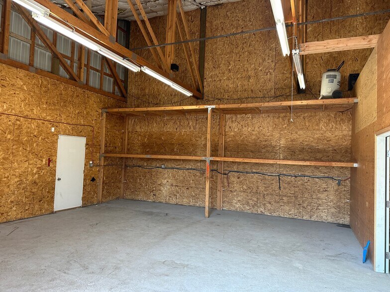 More Photos Of 10701 S Walton Rd, Island City Light Manufacturing For Lease