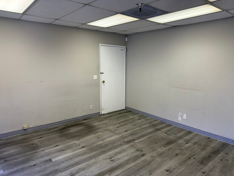 More Photos Of 9790-9792 Glenoaks Blvd, Sun Valley Warehouse For Lease