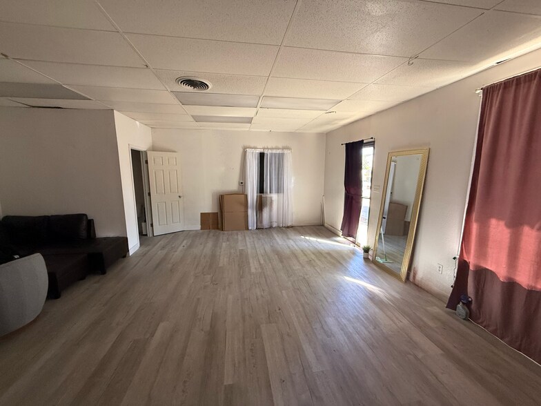 More Photos Of 115 Mark Randy Pl, Modesto Showroom For Lease