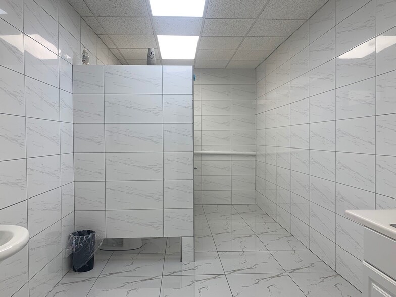 More Photos Of 1385 Seabury Ave, Bronx Warehouse For Lease