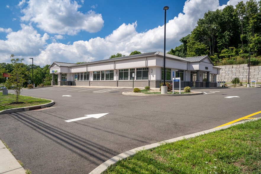 More Photos Of 1336 E Main St, Meriden Freestanding For Lease