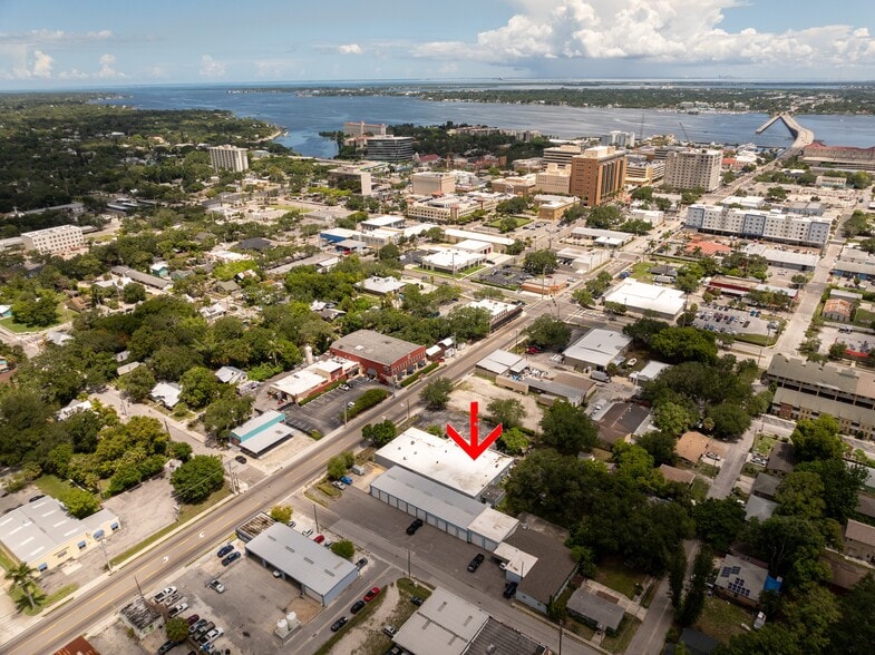 More Photos Of 1027 9th St W, Bradenton Shelter For Lease