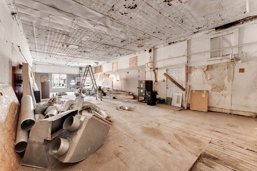 More Photos Of 504 W Commercial St, Springfield Storefront Retail Office For Sale