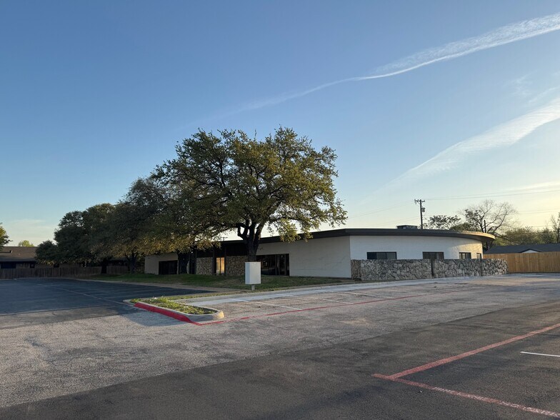 More Photos Of 2912 N Macarthur Blvd, Irving Medical For Sale