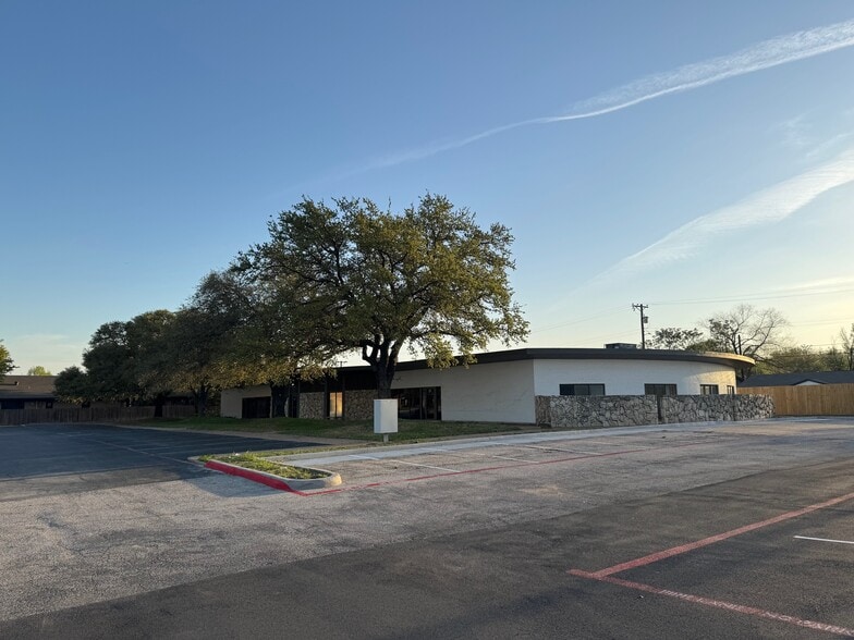 More Photos Of 2912 N Macarthur Blvd, Irving Medical For Lease