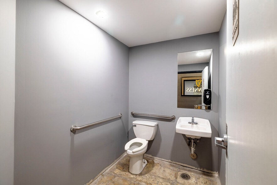 More Photos Of 117 N Mosley St, Wichita Bar For Sale