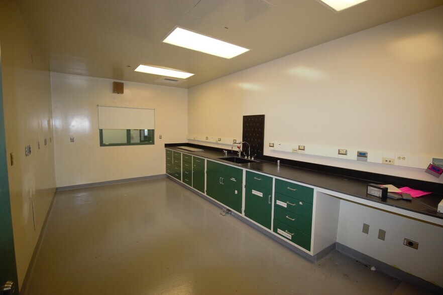 More Photos Of 77 Ridgeland Rd, Rochester Research And Development For Sale