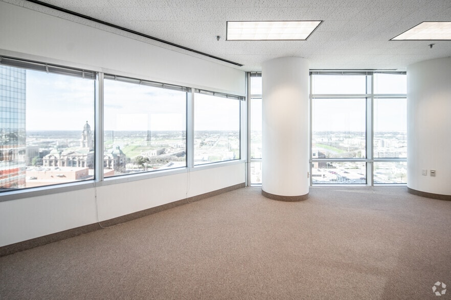 More Photos Of 301 Commerce St, Fort Worth Office For Lease