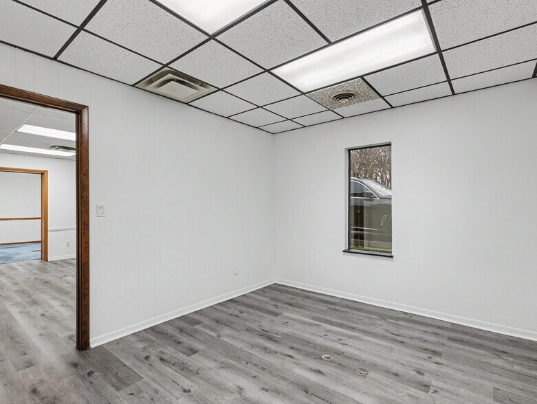More Photos Of 324 Ledge Rd, Macedonia Flex For Lease