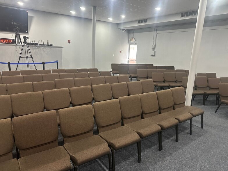 More Photos Of 800 N Pine Hills Rd, Orlando Religious Facility For Lease