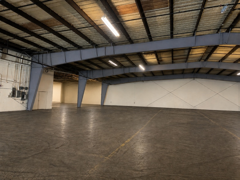 More Photos Of 6316 Anderson Rd, Tampa Industrial For Lease