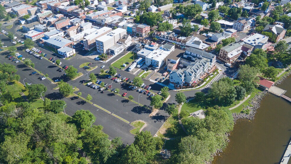 More Photos Of 4 Mill St, Bristol Restaurant For Lease