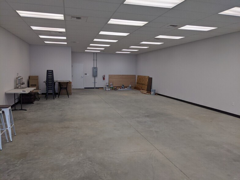 More Photos Of 324 W Lancaster Rd, Hayden General Retail For Lease