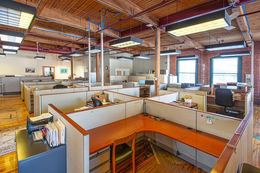 More Photos Of 320 Riverside Dr, Florence Office For Sale