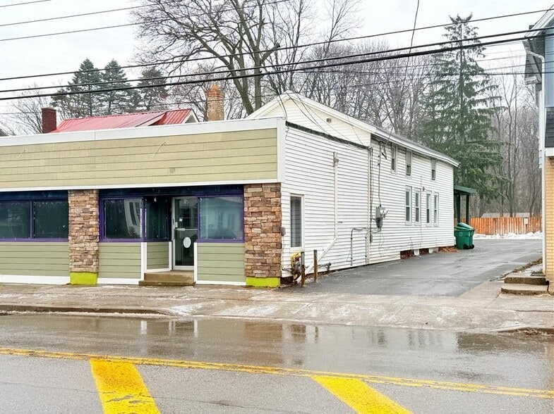 Primary Photo Of 87 Lake St, Hamburg General Retail For Sale