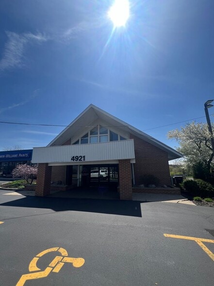 More Photos Of 4921 E State St, Rockford Storefront Retail Office For Lease