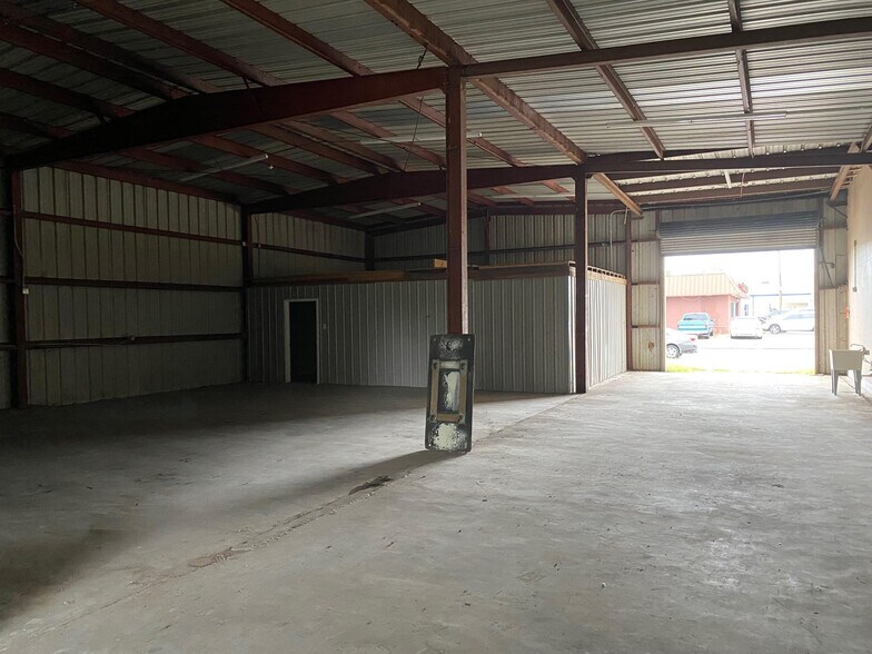 More Photos Of 1310 N ML King Jr Pky, Beaumont Light Manufacturing For Sale