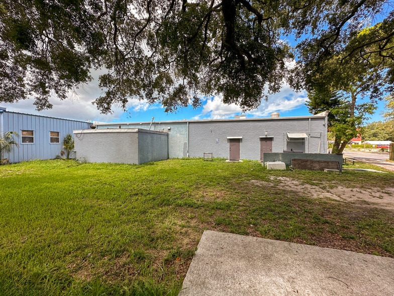 More Photos Of 1027 9th St W, Bradenton Shelter For Lease