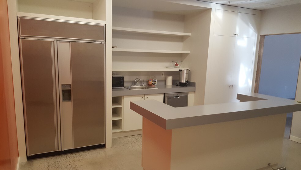 More Photos Of 665 Highway 74 S, Peachtree City Showroom For Lease