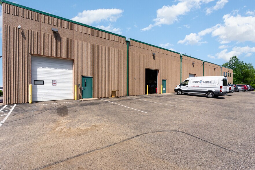 More Photos Of 8555 W 123rd St W, Savage Flex For Lease