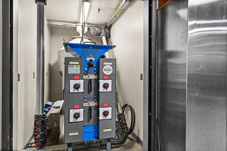 More Photos Of 325 S Lake Ave, Duluth Hotel For Lease