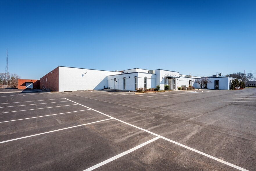 Primary Photo Of 900 Pressley Rd, Charlotte Warehouse For Lease
