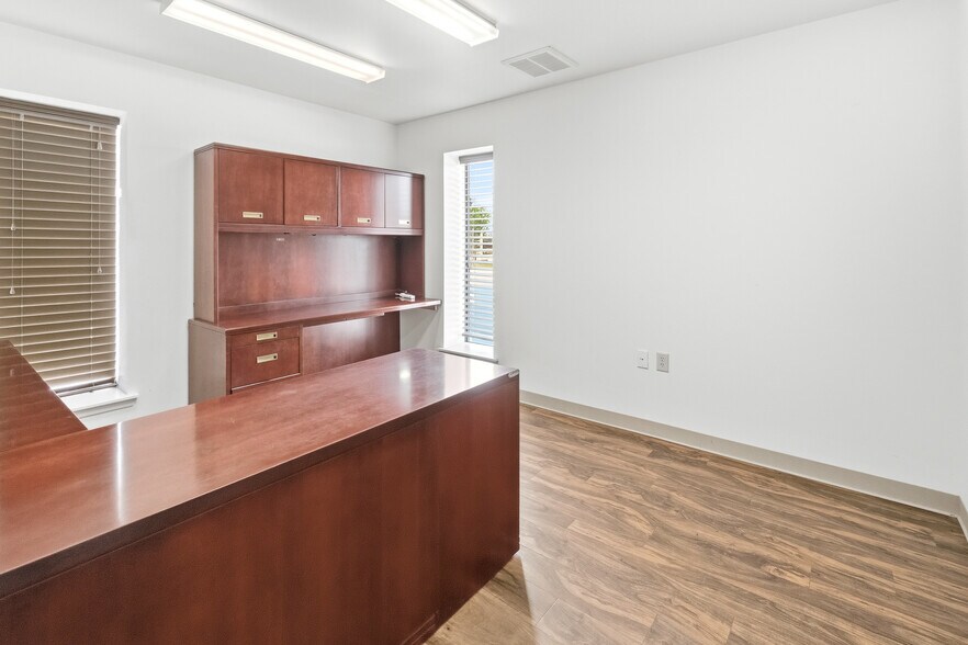 More Photos Of 945 Huser Blvd, Schulenburg Warehouse For Lease