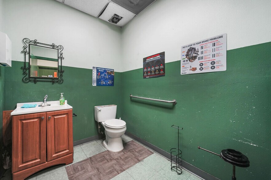 More Photos Of 502 Washington St, South Houston Warehouse For Sale