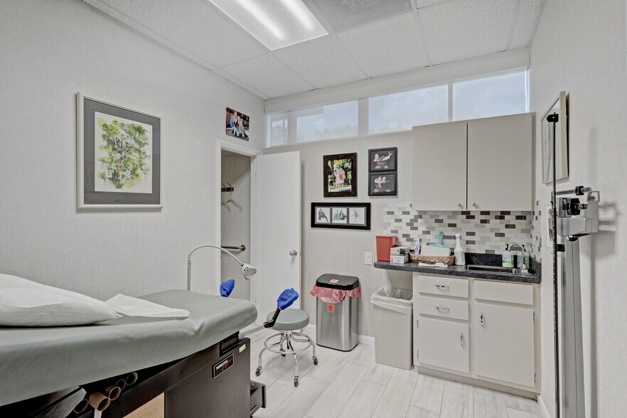More Photos Of 3537 Forest Hill Blvd, West Palm Beach Medical For Lease