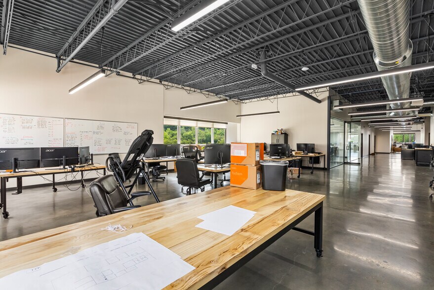 More Photos Of 1215 W 12th St, Kansas City Flex For Lease