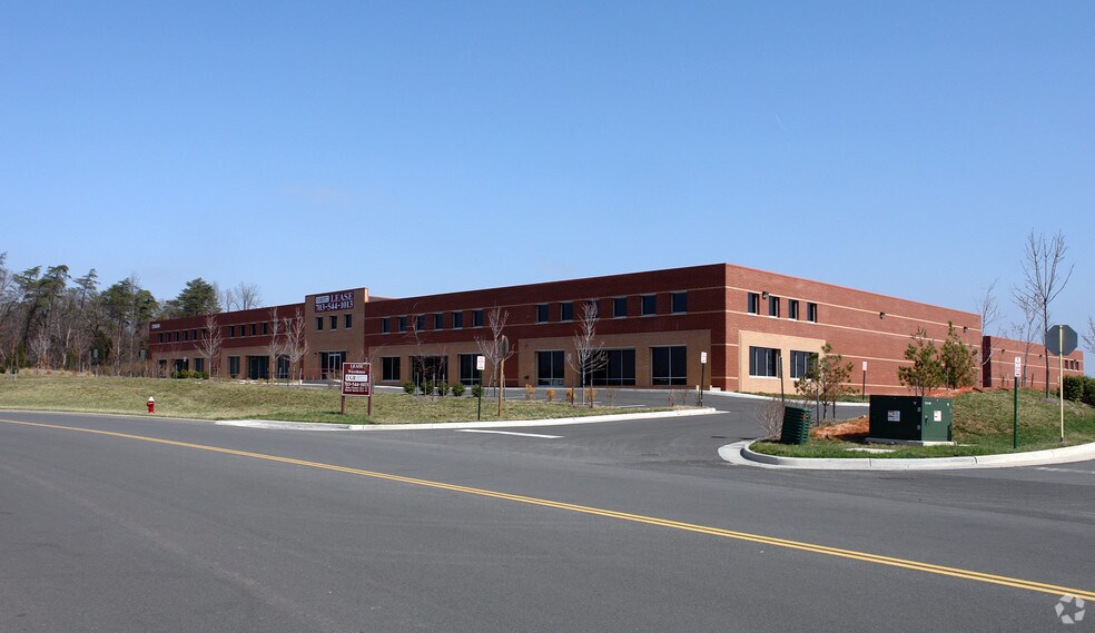 More Photos Of 23600 Overland Dr, Sterling Warehouse For Lease