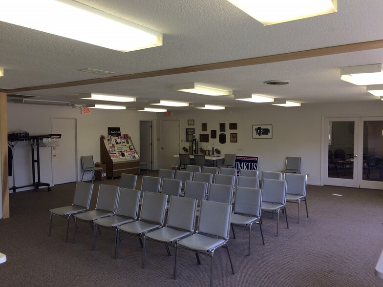 More Photos Of 2101 Windsor Pl, Champaign Office For Lease