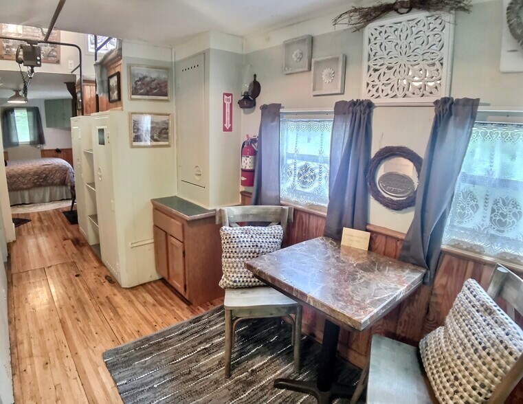 More Photos Of County Road 222, Eureka Springs Hotel For Sale
