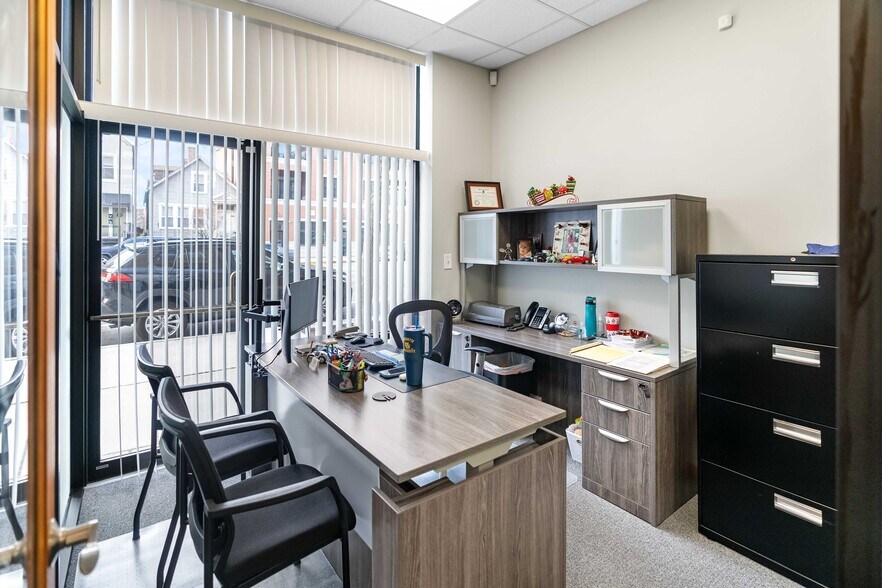 More Photos Of 1627 N Western Ave, Chicago Storefront For Lease