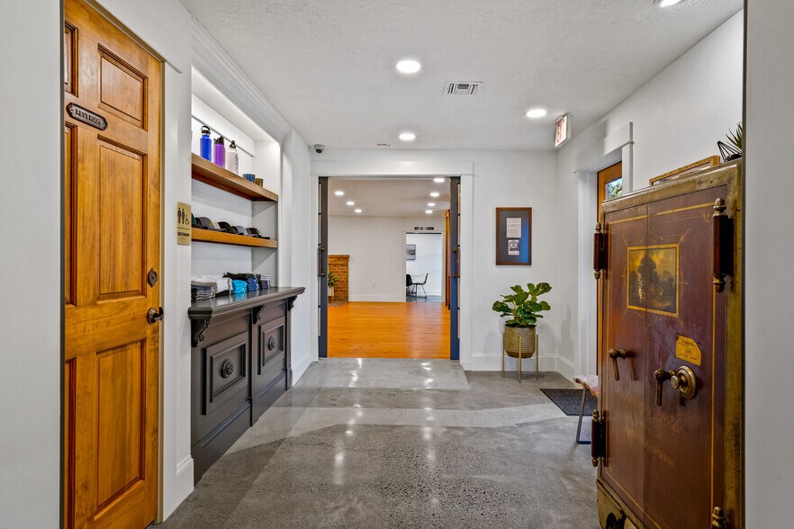 More Photos Of 144 S Main St, Independence Storefront Retail Office For Sale